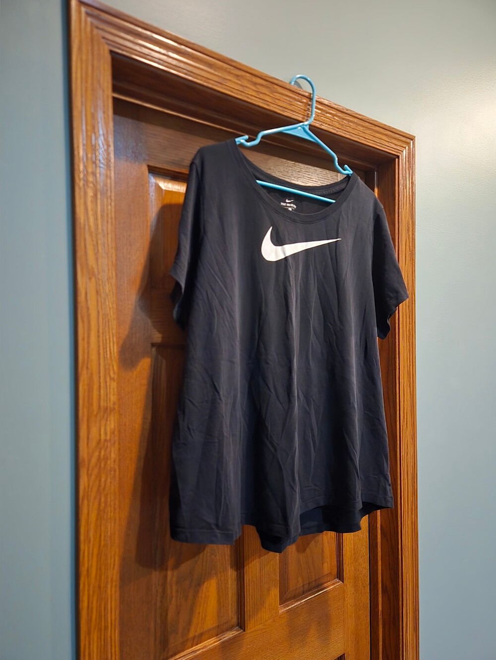 Nike Black Short Sleeve Tee with White Swoosh - Picture 11 of 15